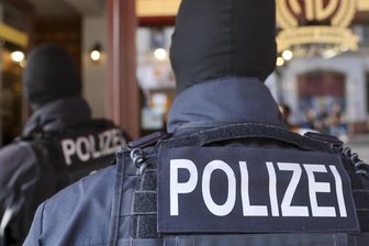 Sachsen: Landeskriminalamt will „Soko Islamismus“ einrichten - Polizisten im Einsatz bei einer Razzia. Künftig soll es im Landeskriminalamt eine „Soko Islamismus“ geben.