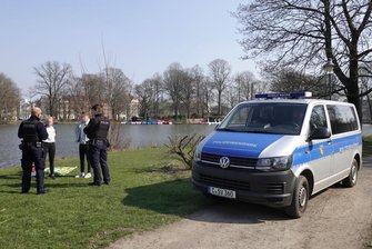 Künftig gelten für Verstöße gegen die Ausgangsbeschränkungen klare Strafen. Ordnungsbehörden, wie hier in Chemnitz, können demnach Verwarngelder von 55 Euro verhängen.