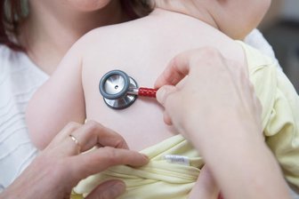Sachsen lockert Einfuhrregeln für Kinder-Antibiotika - Künftig dürfen auch Medikamente aus Europa, die in Deutschland nicht zugelassen sind, hier verkauft werden. Damit sollen die Engpässe enden.