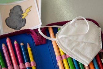            Eine Maske liegt in der ersten Klasse einer Grundschule in Baden-Württemberg auf einem Mäppchen.
