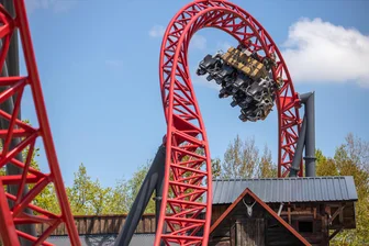 Sachsen mischt mit: In diesen Freizeitparks gibt es den meisten Spaß fürs Geld - Die Achterbahn Dynamite zählt im Freizeitpark Plohn zu den Hauptattraktionen.
