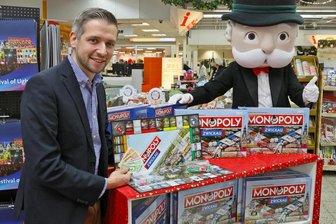 Sachsen-Monopoly von Zwickauer Agentur geplant: Einwohner können Vorschläge machen - Polar 1-Chef Florian Freitag mit der Monopoly-Sonderedition zum 900-jährigen Jubiläum Zwickaus.