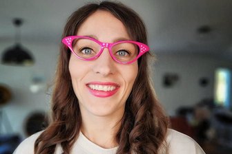 "Sachsen-Muddi" aus Crimmitschau: Videos von "Kristina vom Dorf" gehen im Internet durch die Decke - Als "Sachsen-Muddi" erklärt "Kristina vom Dorf" im Internet den sächsischen Dialekt. 