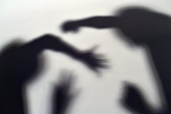 Sachsen: Opfer häuslicher Gewalt sollen besser geschützt werden - Um 20 Prozent nahmen die Fallzahlen häuslicher Gewalt seit 2019 in der sächsischen Kriminalstatistik zu.
