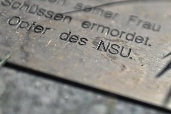            "Opfer des NSU" ist auf einer Gedenkplatte für die Opfer des Nationalsozialistischen Untergrunds (NSU) zu lesen.