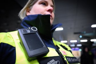 Sachsen: Polizei nutzte Bodycams 2025 so oft wie nie zuvor - Bislang sind Bodycams bei der Bahn auf freiwilliger Basis im Einsatz. Im Januar kündigte der Konzern an, weitere Bahnhöfe mit Videotechnik auszustatten.