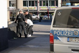 Sachsen: Polizei stufte 2025 wieder mehr Orte als „gefährlich“ ein - Als „gefährlicher Ort“ eingestuft: Polizisten kontrollieren einen Mann am Postplatz in Aue.