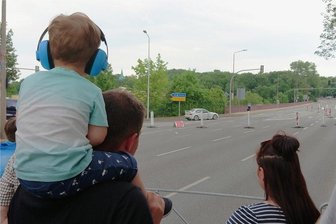 Sachsen-Rallye in Zwickau: Quietschende Reifen faszinieren Groß und Klein - Beste Aussichten auf Papas Schultern: Der kleine Fynn verfolgte zum ersten Mal das Spektakel auf der Glück-Auf-Brücke. 