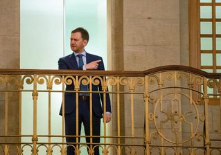 Sachsen schließt fast alle öffentlichen und privaten Einrichtungen ab Donnerstag - Ministerpräsident Michael Kretschmer (CDU) nach einer Sondersitzung des sächsischen Kabinetts.