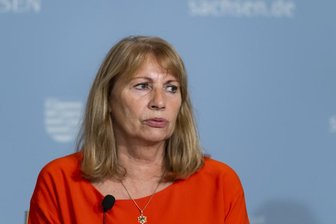 Sachsen schränkt private Kontakte stärker ein - Böllerverbot zu Silvester -