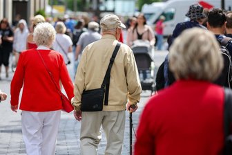 Sachsen schrumpft 2026 wohl auf unter vier Millionen Einwohner - Senioren in der Leipziger Innenstadt: Selbst die dynamischste Großstadt Sachsens hat ein Geburtendefizit.