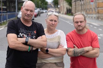 Sachsen setzt Rückzahlung von Corona-Hilfen aus – „Sie wollen uns bloß ruhigstellen“ - Till Schwabe, Ivonne Schröter und Georg Seidel (r.) vom Werbering Annaberg setzen sich für betroffene Unternehmer in der Stadt ein.