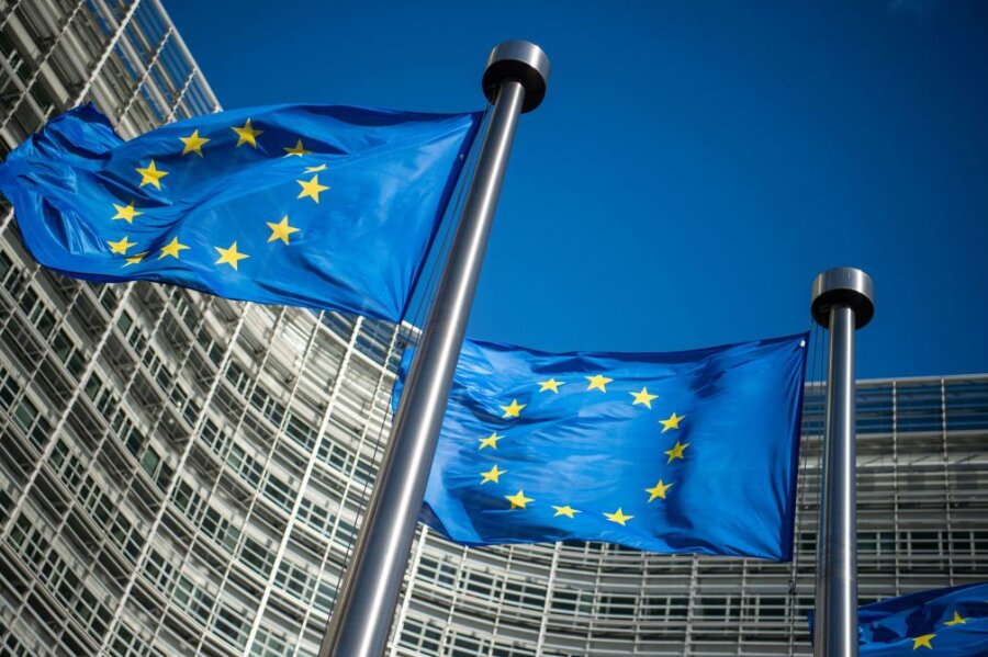 Sachsen setzt verstärkt auf Brüssel - Flaggen der Europäischen Union vor dem Berlaymont-Gebäude, dem Sitz der Europäischen Kommission in Brüssel (Symbolbild).