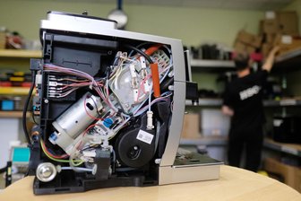 Sachsen spart sich den Reparaturbonus - Geöffneter Kaffeevollautomat in einer Werkstatt: Dank des Reparaturbonus haben viele Sachsen defekte Elektrogeräte und Elektronik instandsetzen lassen.