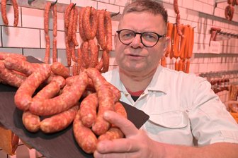 Sachsen sucht die Superknacker: Sieger-Wurst kommt aus dem Erzgebirge - Fleischermeister Robert Häußler mit seinen preisgekrönten Knackern. Seinen Familienbetrieb mit acht Mitarbeitern führt er in vierter Generation.