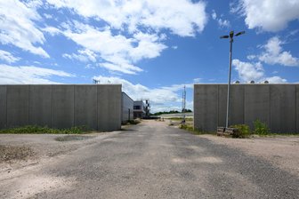 Sachsen sucht Unternehmen für Weiterbau der Pannen-JVA in Zwickau - Blick auf die ruhende Baustelle der zukünftigen JVA Zwickau-Marienthal.