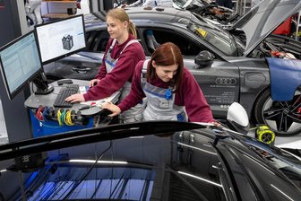 Sachsen top bei Beschäftigungsquote von Frauen: Nirgends sonst in Deutschland arbeiten anteilig mehr Frauen als im Freistaat - Julia Ohnesorge (l) und Amelie Günther im Volkswagen Bildungsinstitut in Zwickau. Sachsen ist das Bundesland mit der höchsten Beschäftigungsquote bei Frauen. In vielen einstigen Männerdomänen nimmt der Frauenanteil zu.