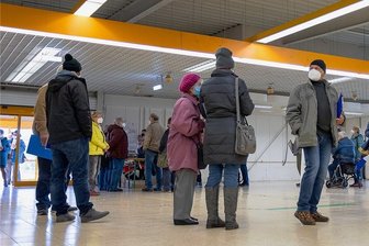 Sachsen und die Booster-Impfung: Schon wieder Bundesletzter - Warten auf den Booster: In Eich im Vogtland gingen am Donnerstag viele Impfwillige leer aus. 