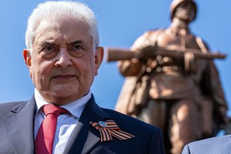 Sachsen und die Kontroverse ums Weltkriegsgedenken: Mit oder ohne Russland? - Georgsband am Revers: der russische Botschafter Sergej Netschajew vergangene Woche auf den Seelower Höhen. Am Freitag wird er in Sachsen erwartet – eingeladen von der Stadt Strehla.