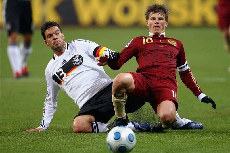 Sachsen und die Russen - WM-Qualifikationsspiel am 10. Oktober 2009 in Moskau: Der deutsche Kapitän Michael Ballack (links) bremst Russlands Dribbel-Ass Andrej Arschawin. Die DFB-Elf gewann dank eines Treffers von Miroslav Klose mit 1:0 und buchte damit das Ticket für Südafrika.