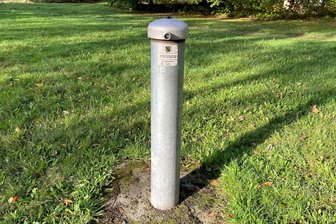 Sachsen verdichtet Umwelt-Messnetz: Messstelle für Grundwasser in Bärenwalde geplant - An der Auerbacher Straße in Bärenwalde soll solch eine Grundwassermessstelle eingerichtet werden.