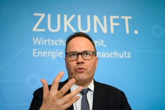 Sachsen vereinfacht Wirtschaftsförderung - Mit den Vereinfachungen bei der Förderung schaffe man Anreize für Investitionen, sagte Wirtschaftsminister Dirk Panter (SPD). (Archivbild)