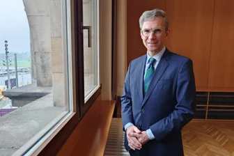 Sachsen: Wie Künstliche Intelligenz Gerichtsverfahren beschleunigen soll - „KI kann in der Justiz nur ein Hilfswerkzeug sein, entscheiden wird immer ein Richter“, sagt Leon Ross, Präsident des Oberlandesgerichts in Dresden.