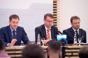 Sachsen will entschlossen gegen Rechtsextreme vorgehen - mehr Polizei in Chemnitz - Michael Kretschmer (l, CDU), Ministerpräsident von Sachsen, Roland Wöller (M, CDU), Innenminister von Sachsen, und Jürgen Georgie, Landespolizeipräsident, bei der Kabinetts-Pressekonferenz am Dienstag.