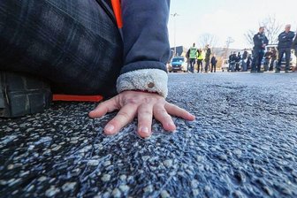 Sachsen will Klima-Kleber an Polizeikosten beteiligen - Für unangemeldete Aktionen müssen Klebeaktivisten künftig für den Polizeieinsatz in Sachsen zahlen.