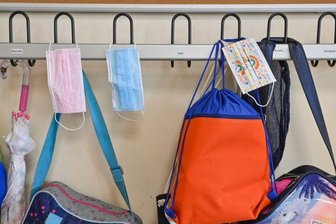 Sachsen will Maskenpflicht in Schulgebäuden bis 2. April beibehalten -