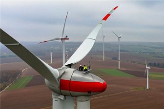 Sachsen will mit Ausbau der Windkraft Energieland bleiben - Start der Kampagne "Energieland Sachsen. Gemeinsam erneuern": Sachsens Energieminister Wolfram Günther(Grüne, links) besichtigte am Montag eine Windkraftanlage in Bernsdorf bei Hohenstein-Ernstthal.
