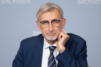 Sachsen will Standort für Zeltstadt bei Notlagen werden - Sachsens Innenminister Armin Schuster will den Zivilschutz stärken und eine der vom Bund geplanten Mobilen Betreuungseinheiten nach Sachsen holen. (Archivbild)