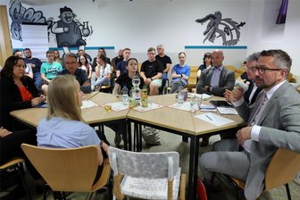 Sachsen Wirtschaftsminister Dulig in Schwarzenberg: Zeit ist heute eine Währung - Diskussionsrunde zur Zukunft der Arbeitswelt mit Sachsens Wirtschaftsminister Martin Dulig (r.), Simone Lang (l.) als Vorsitzende der Arbeiterwohlfahrt Erzgebirge sowie weiteren Gästen aus dem Bereich Bildung und Wirtschaft.