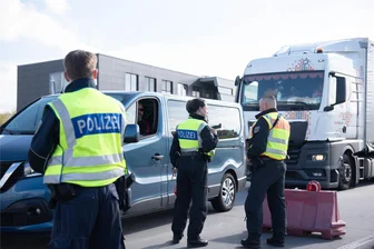 Sachsen: Zahl von Asylbewerbern geht zurück - Grenzkontrolle an der A17 von Prag nach Dresden in Breitenau: Die Zahl unerlaubter Einreisen ist dieses Jahr gegenüber 2023 deutlich gesunken.