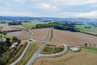 Sachsen zahlt Zusatzkosten für Verkehrsknoten in Falkenstein - Etwa vor einem Jahr wurde das Teilstück der Göltzschtalumgehung in Richtung Siebenhitz freigegeben. Jetzt wurde zugesagt, dass der Freistaat Sachsen Geld für die Fertigstellung der Straße im Bereich von Falkenstein bereitstellt.