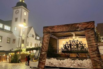 Sachsen zwischen Wut, Widerstand und Corona-Katastrophe: Im Land der vielen Ungeimpften - Hoffnung bis zum Verbot: Der Freiberger Christmarkt. Zum Termin der geplanten Eröffnung hatten Händler stumm protestiert.
