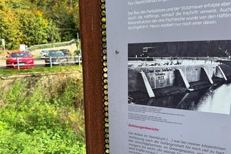 Sachsenburg: Baustart für KZ-Gedenkstätte - Häftlinge des KZ Sachsenburg haben diese Stützmauer mit Schriftzug errichtet. Das Bauwerk soll restauriert werden.