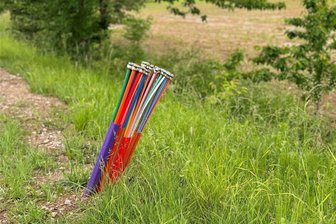 Sachsenburg: Bohrarbeiten fürs Breitband - Kabelbündel für das Breitbandnetz ragen aus dem Boden in Frankenberg.