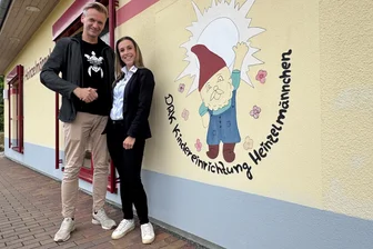 Sachsenburg: „Heinzelmännchen“ freuen sich auf Hüpfburgen - Hand in Hand für die „Heinzelmännchen“: Kita-Leiterin Sylvi Maria Bergelt und Andreas Wernicke vom Jugendclub Berthelsdorf.