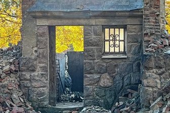 Sachsenburg: Nur noch Reste von Villa stehen - Der Zugangsbereich samt Türöffnung und einem kleinen Fenster sind unter anderem von der ehemaligen Kommandantenvilla noch übrig.