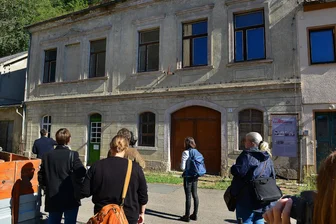 Sachsenburger Dialog erinnert an ersten Lagerappell 1933 - Das alte Zellengebäude des einstigen KZ Sachsenburg, hier bei einer Besichtigung 2018.