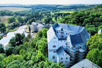 Sachsenburger Kleinod vor Verfall gerettet - So präsentiert sich das Schloss Sachsenburg beim Überflug aus der Luft. Der Erker (vorn rechts) ist eingerüstet. Der neue Turm ist hier noch nicht montiert.