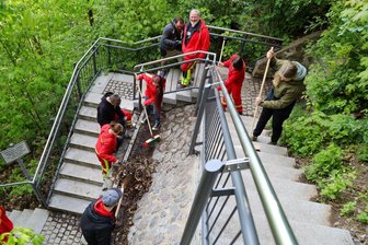 Sachsenburger Treppenlauf: Wo der Schnellste nicht der Sieger sein muss - DLRG-Mitstreiter kümmern sich immer wieder um die Treppe zum Schloss Sachsenburg.