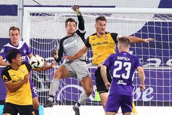 Sachsenderby Aue gegen Dresden: Kutschke und Männel im Clinch - FCE-Sportchef ergreift Partei für seinen Kapitän - Aues TorhüterMartin Männel (li.) im Luftduell mit dem Dresdner Stefan Kutschke