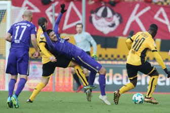 Sachsenderby: Aue geht bei Dynamo unter - Die Auer Philipp Riese und Dimitrij Nazarov und die Dresdner Rico Benatelli (2. v. l.) und Erich Berko.