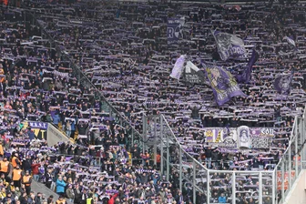 Sachsenderby: Diese Bilanz zieht die Polizei zum Spiel Erzgebirge Aue gegen Dynamo Dresden - Aue-Fans im Rudolf-Harbig-Stadion in Dresden: Die Partie am Samstag entschied Dynamo knapp für sich mit 2:1.