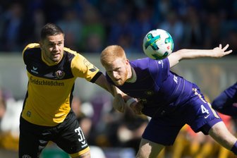 Sachsenderby endet 0:0 - Aue muss weiter zittern - Der Dresdner Pascal Testroet (links) im Zweikampf mit Aues Fabian Kalig.