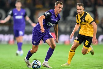 Sachsenderby Erzgebirge Aue gegen Dynamo Dresden am Freitag - Aues Kilian Jakob spielt den Ball, dahinter Dynamos Jakob Lemmer.