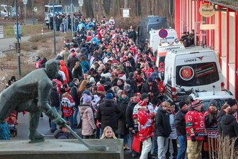 Sachsenderby zwischen Crimmitschau und Weißwasser vor ausverkauftem Haus ohne Zwischenfälle: „Das war Werbung für Eishockey“ - Blick auf die Warteschlange vor dem Kunsteisstadion im Sahnpark. Sie reichte bis zur Froschbrücke.