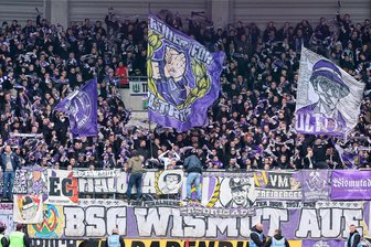 Sachsenderby zwischen Erzgebirge Aue und Dynamo Dresden: Das sagt FCE-Coach Pavel Dotchev - Durften zuletzt einen 3:2-Auswärtserfolg ihres Teams bejubeln: Die Anhänger des FC Erzbirge in Halle.